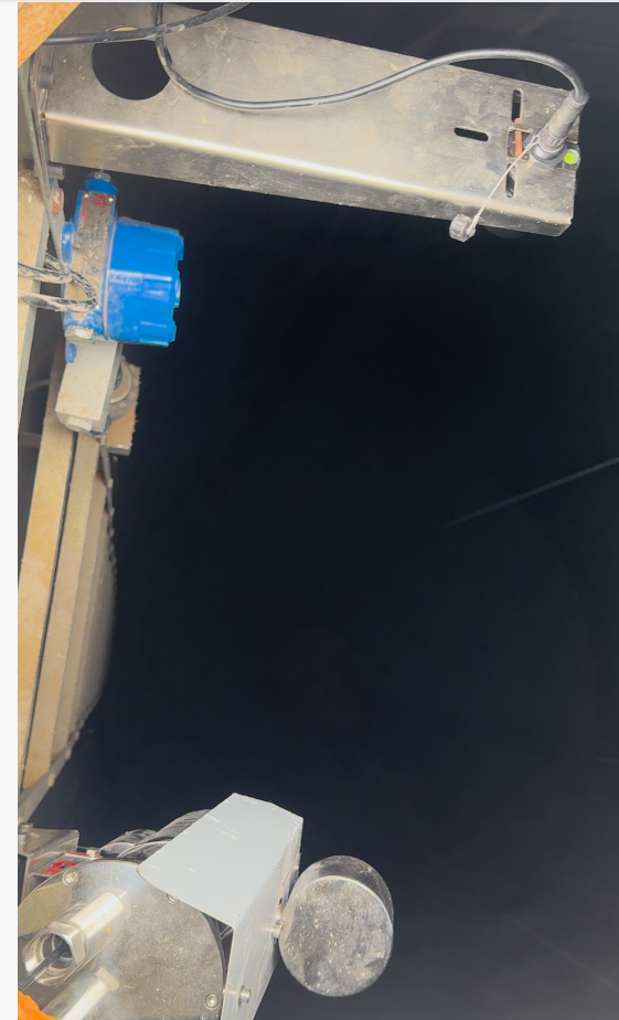 Why is the 1.5-inch 80G radar level reading inaccurate for grain, and which parameters fix it?