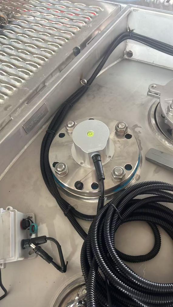 Radar level transmitter mounted on a chemical container tank for transport level monitoring (field case 2)